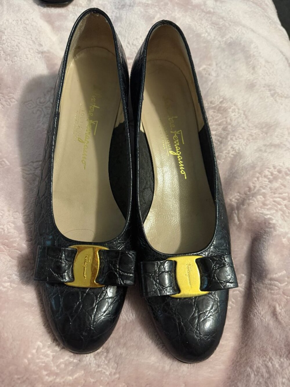 Salvatore Ferragamo Vara Bow Pumps Black Croc Embossed Leather 9